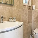 2 Bedroom Lovely In
