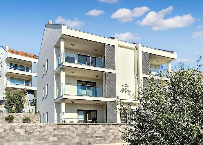 아파트 2 Bedroom Lovely In 시베니크