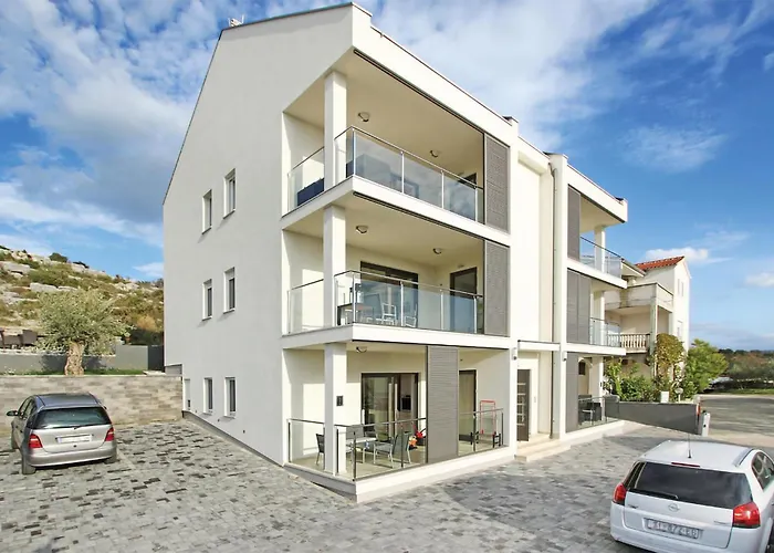 아파트 2 Bedroom Lovely In 시베니크